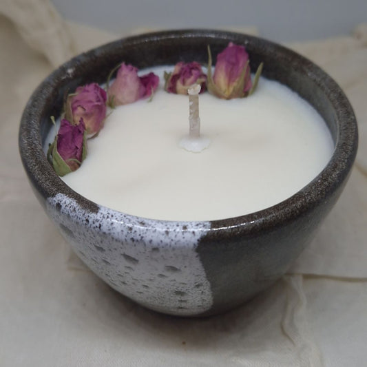 bougie naturelles dans une coupelle en céramique tournée dans l'atelier de poterie de marli céramique à Hasparren